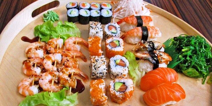 39 sushi kousků a k nim zázvor, wasabi, řasy a salát