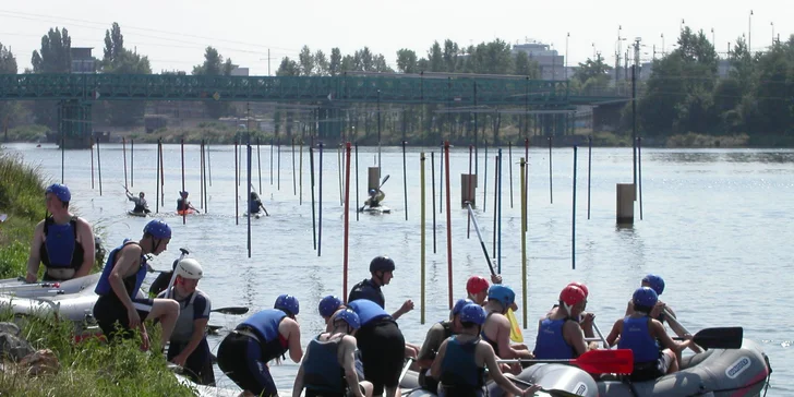 Vodní adrenalin v Praze: Zážitkový rafting na kanálu Trója