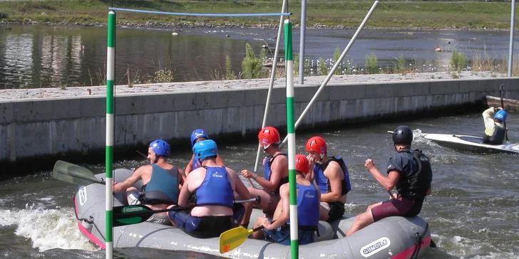 Vodní adrenalin v Praze: Zážitkový rafting na kanálu Trója