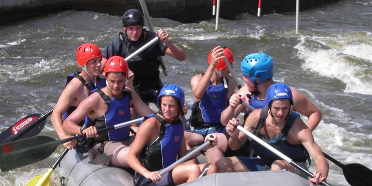 Vodní adrenalin v Praze: Zážitkový rafting na kanálu Trója