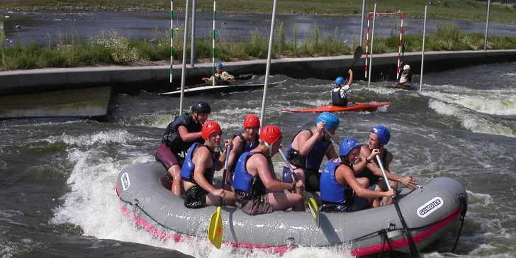 Vodní adrenalin v Praze: Zážitkový rafting na kanálu Trója