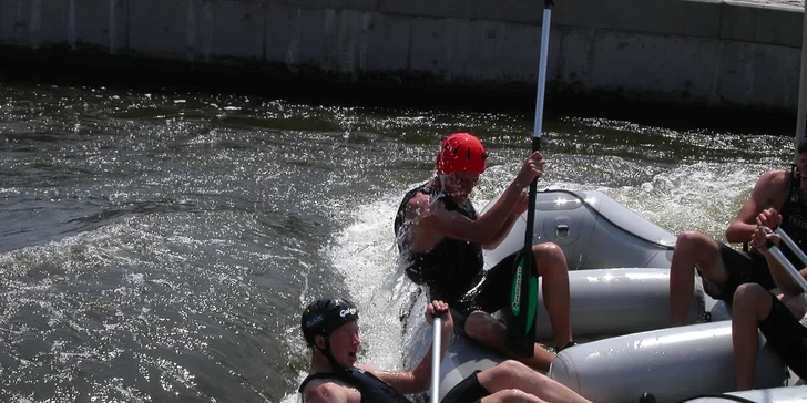 Vodní adrenalin v Praze: Zážitkový rafting na kanálu Trója