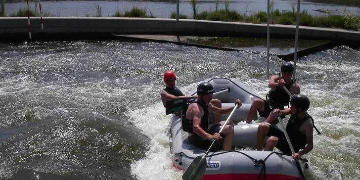 Vodní adrenalin v Praze: Zážitkový rafting na kanálu Trója