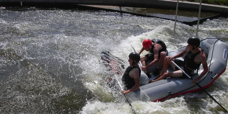 Vodní adrenalin v Praze: Zážitkový rafting na kanálu Trója