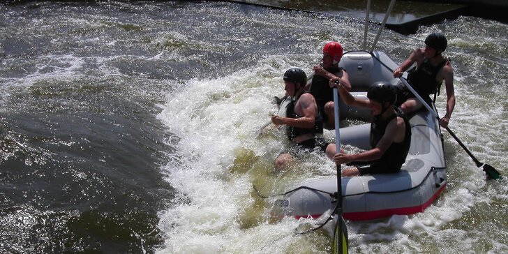 Vodní adrenalin v Praze: Zážitkový rafting na kanálu Trója