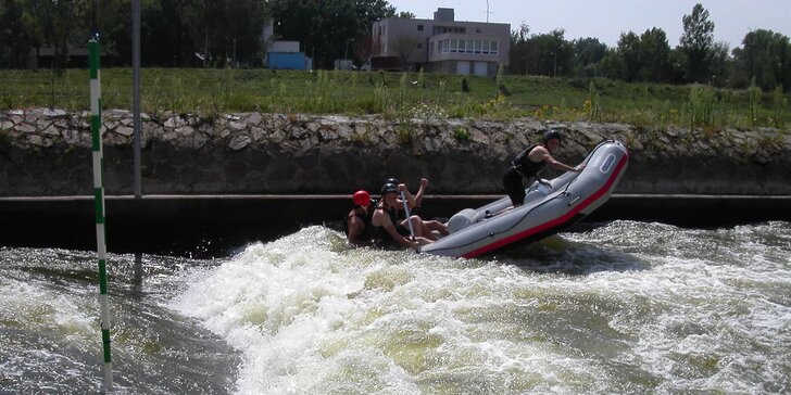 Vodní adrenalin v Praze: Zážitkový rafting na kanálu Trója