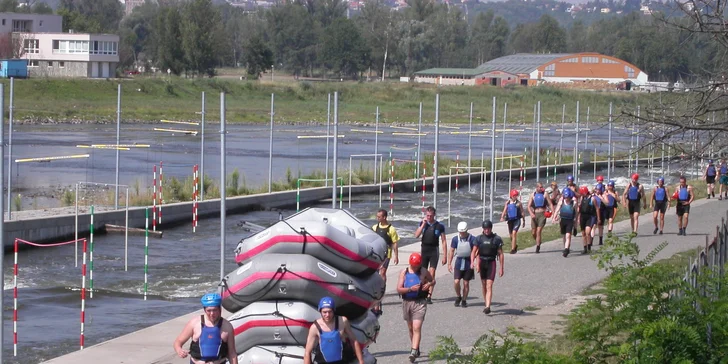 Vodní adrenalin v Praze: Zážitkový rafting na kanálu Trója