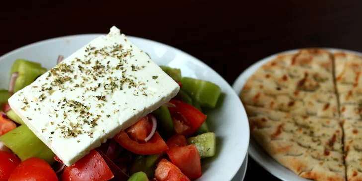 Jelení špíz, křepelka, kyperské jehněčí, tzatziky a další řecké speciality