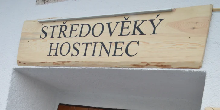Zpátky v čase: středověký talíř se žebry, uzeným, klobásami, škvarky i špekem