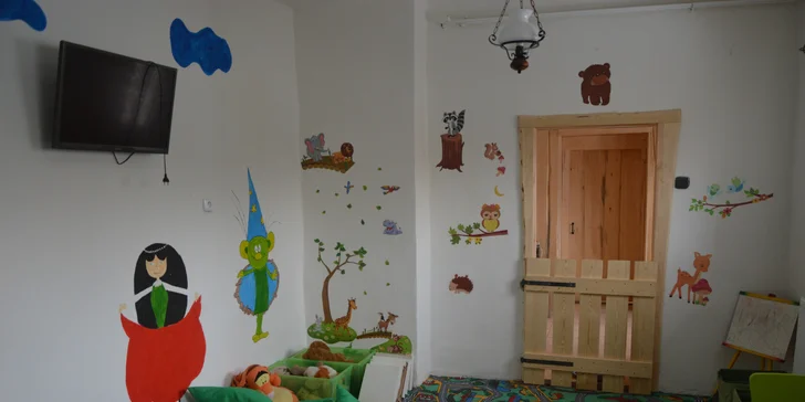 Jehněčí koleno nebo marinovaná žebra s přílohami, omáčkami a zeleninou