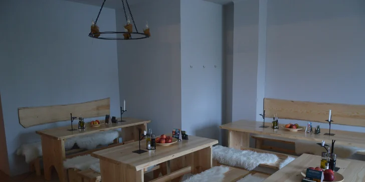 Jehněčí koleno nebo marinovaná žebra s přílohami, omáčkami a zeleninou