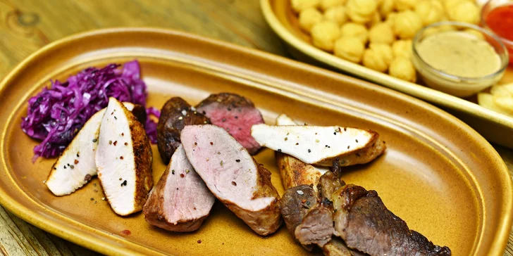 500g mix z grilu: 5 druhů masa, omáčka a příloha dle výběru pro 2