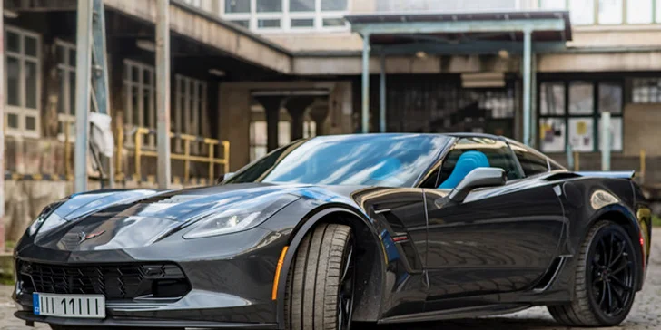 Osedlejte americké legendy: jízda ve vozech Chevrolet Corvette a Ford Raptor