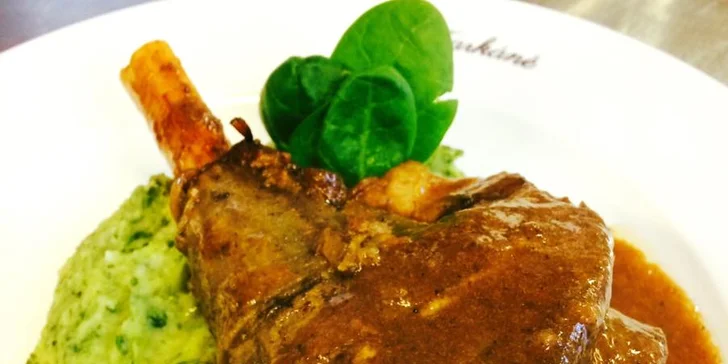Velikonoční menu: jarní nádivka, pečené jehněčí kolínko i nočky s povidly