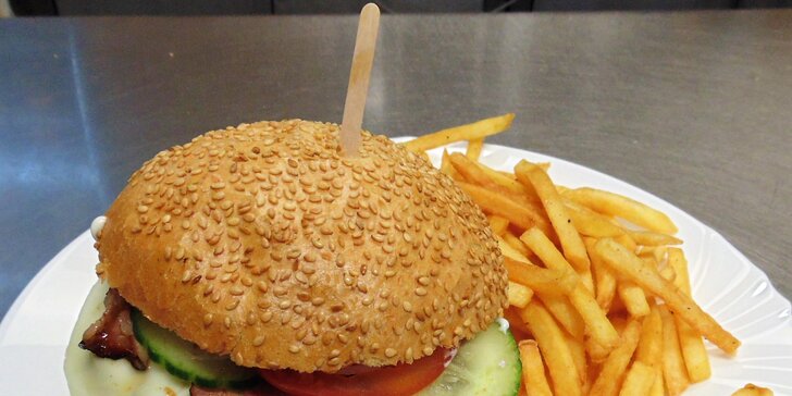 Domácí maxi burger nebo cheeseburger, hranolky a nápoj i pro dva