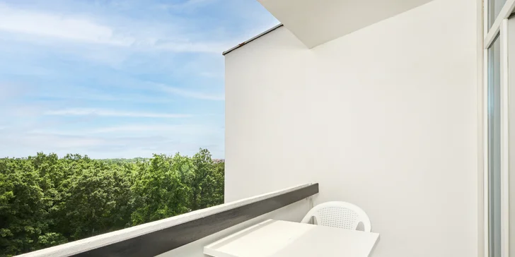 Některé pokoje mají balkon.