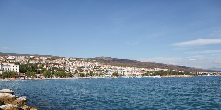 Ochutnávka chorvatské pohody: jednodenní koupání na pláži v Crikvenici i s obědem v penzionu Mudražija