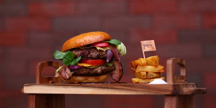 Double burger s perfektně zpoměrovaným masem a domácími hranolky