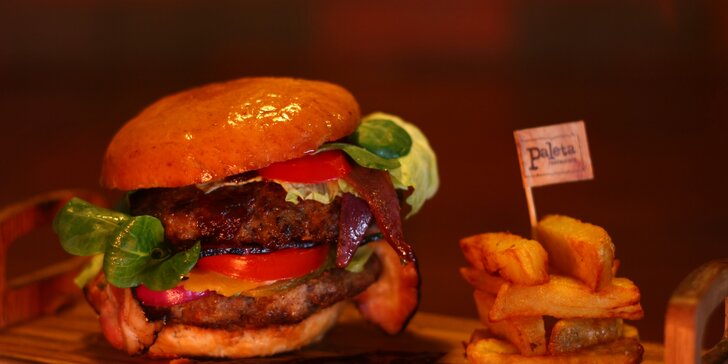 Double burger s perfektně zpoměrovaným masem a domácími hranolky
