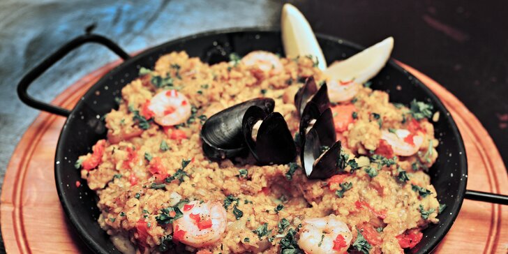 Španělská paella pro 2 či 4: masová, s mořskými plody i vege a tapas k tomu
