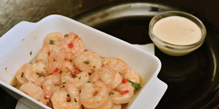 Krevety na česneku s rozpečenou bagetkou a omáčkou aioli pro 1–2 osoby