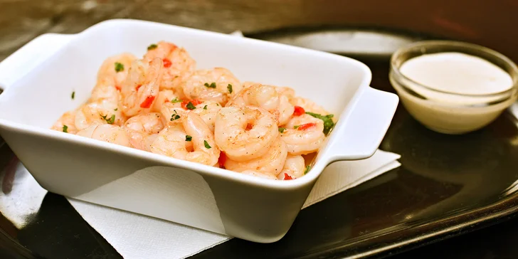Krevety na česneku s rozpečenou bagetkou a omáčkou aioli pro 1–2 osoby