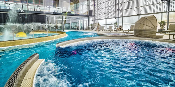 Vodní i wellness svět v AquaCity Poprad: celodenní vstup a možnost menu