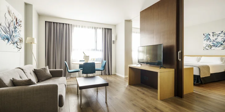 Je tu aj minibar a klimatizácia.