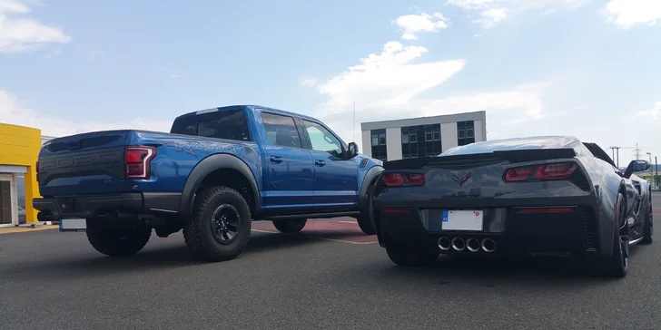 Osedlejte americké legendy: jízda ve vozech Chevrolet Corvette a Ford Raptor