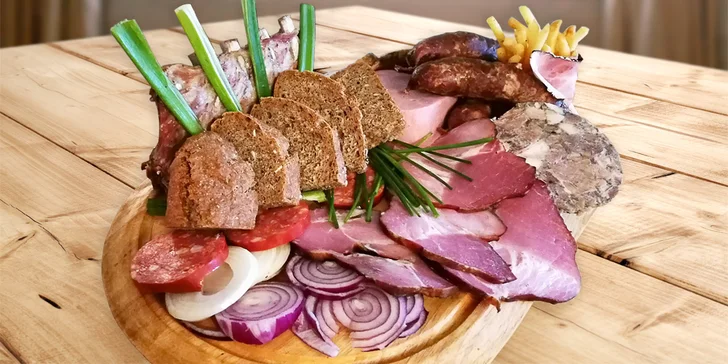 Zpátky v čase: středověký talíř se žebry, uzeným, klobásami, škvarky i špekem