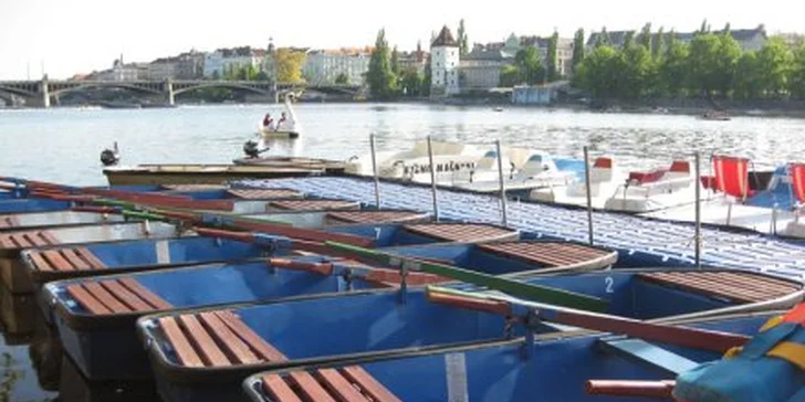 69 Kč za pronájem lodičky na Vltavě až pro 4 osoby! Romantika s pražskými panoramaty a pěkně strávená hodina se slevou 54 %.