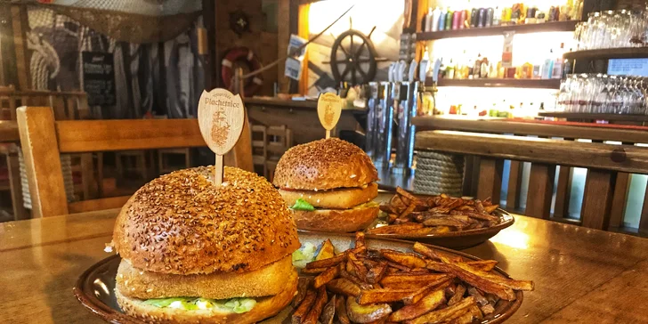 2 burgery se smaženým sýrem v sezamové bulce a s domácími hranolky