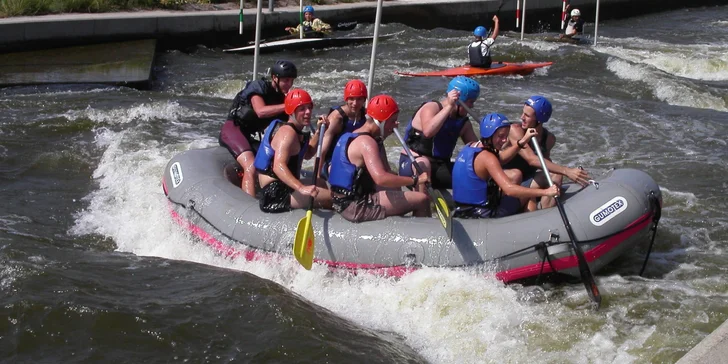 Vodní adrenalin v Praze: Zážitkový rafting na kanálu Trója