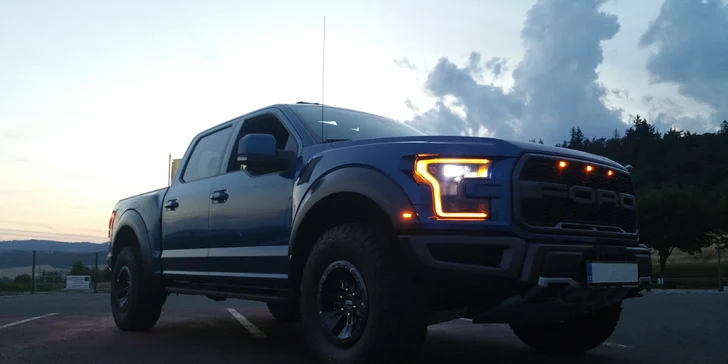 Osedlejte americké legendy: jízda ve vozech Chevrolet Corvette a Ford Raptor