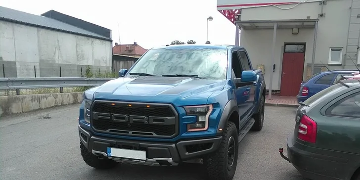 Osedlejte americké legendy: jízda ve vozech Chevrolet Corvette a Ford Raptor