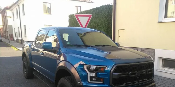 Osedlejte americké legendy: jízda ve vozech Chevrolet Corvette a Ford Raptor