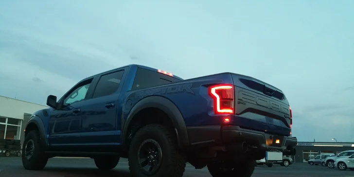 Osedlejte americké legendy: jízda ve vozech Chevrolet Corvette a Ford Raptor