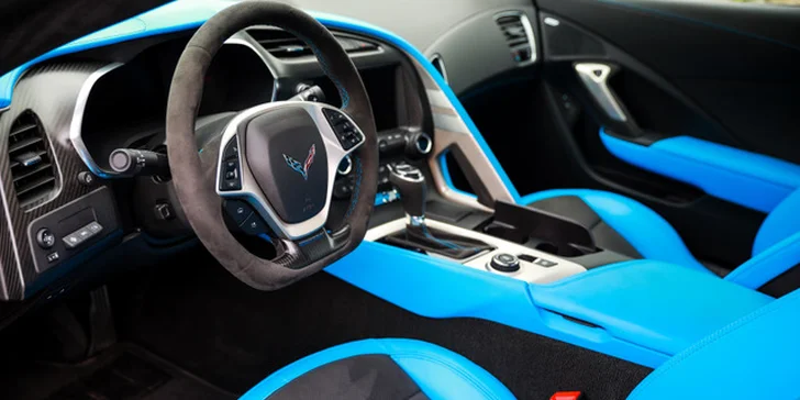 Osedlejte americké legendy: jízda ve vozech Chevrolet Corvette a Ford Raptor
