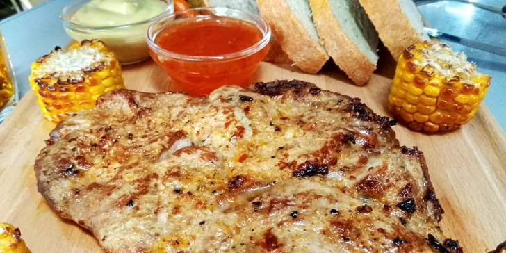 500 g šťavnaté krkovičky pro 2 osoby + kukuřičné klasy a dva druhy omáček