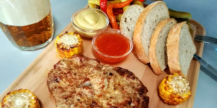 500 g šťavnaté krkovičky pro 2 osoby + kukuřičné klasy a dva druhy omáček