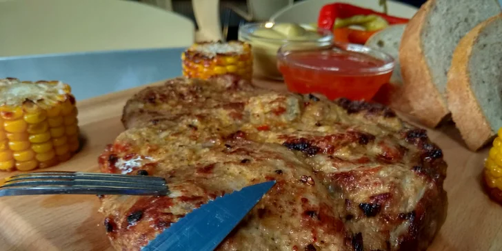 500 g šťavnaté krkovičky pro 2 osoby + kukuřičné klasy a dva druhy omáček
