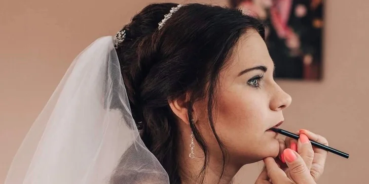 Poradí vám tu, jak vybrat a nanášet make-up, pracovat s tvářenkou i rtěnkou a očními linkami či jak zafixovat oční stíny.