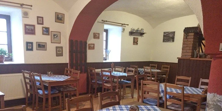 V restauraci penzionu si dáte snídaně formou bufetu nebo servírované (dle obsazenosti) a jednochodové večeře. 