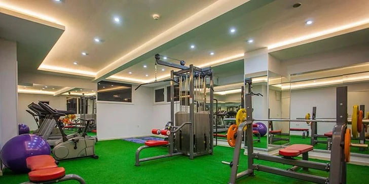 Aktivní hosté mohou zdarma využívat hotelové fitness centrum, zahrát si stolní tenis, šipky nebo se zapojit do turnaje v plážovém volejbalu. 