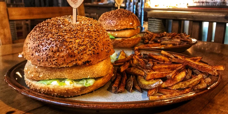 2 burgery se smaženým sýrem v sezamové bulce a s domácími hranolky