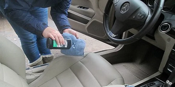 Čištění a dezinfekce interiéru auta včetně tepování