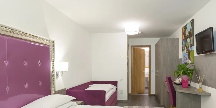 Detskú postieľku je možné umiestniť zdarma do izieb Deluxe a Superior.