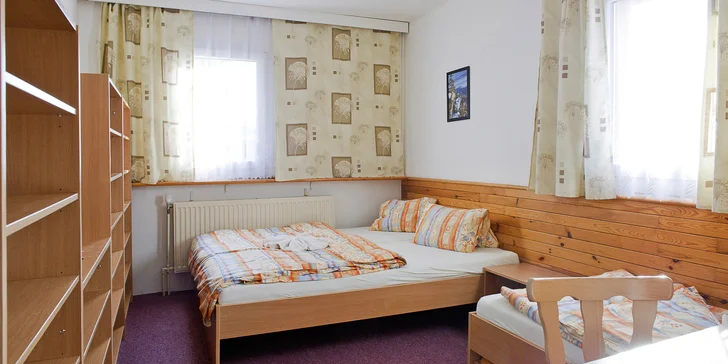 Nachystané budete mít dva pokoje spojené chodbičkou. 
