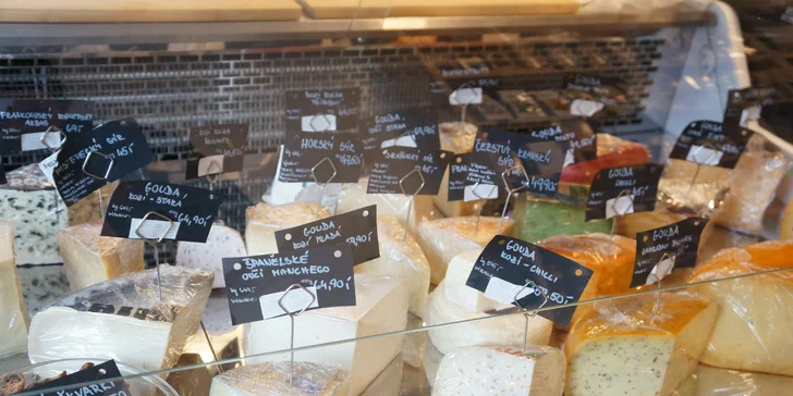 1 kg čerstvého sýra nebo balíček s delikatesami: víno, sýr, paté i kabanosky