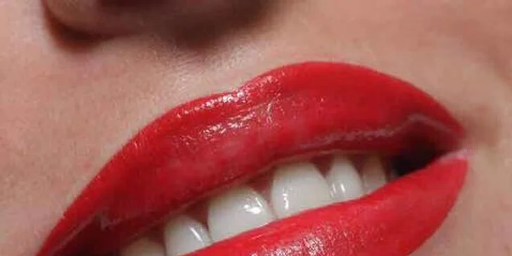 Permanentní make-up rtů nebo obočí metodou vláskování